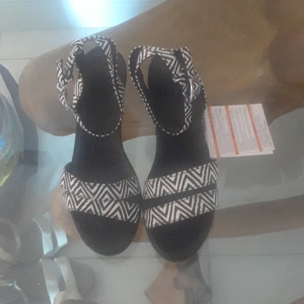 🎈NWT Croc wedges